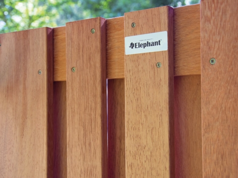 Elephant Hartholzzaun Stripes 180x180cm aus Cedrinho Holz